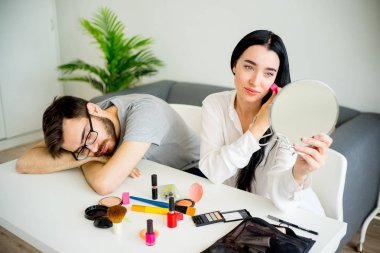 Sıkılmış koca eşi için bekliyor