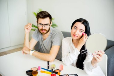 Sıkılmış koca eşi için bekliyor