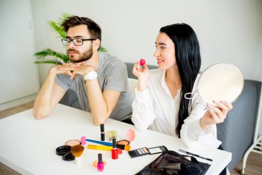 Sıkılmış koca eşi için bekliyor