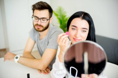 Sıkılmış koca eşi için bekliyor