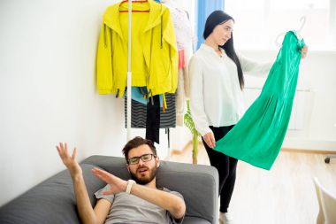 Sıkılmış koca eşi için bekliyor