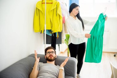 Sıkılmış koca eşi için bekliyor