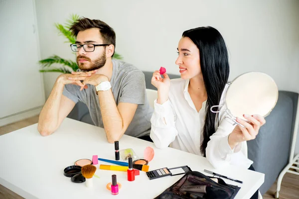 Sıkılmış koca eşi için bekliyor