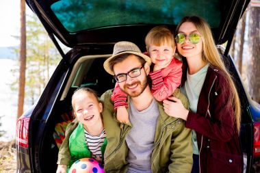 Bir araba seyahate aile