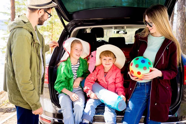 Family going on vacation — Stock Photo, Image