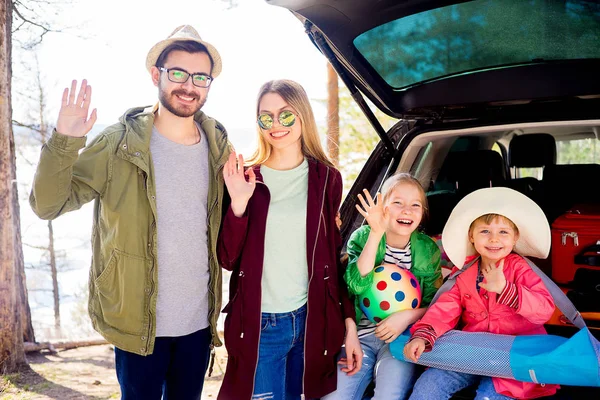 Rodina jít na dovolenou — Stock fotografie