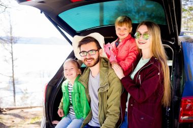 Bir araba seyahate aile