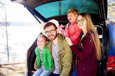 Bir araba seyahate aile
