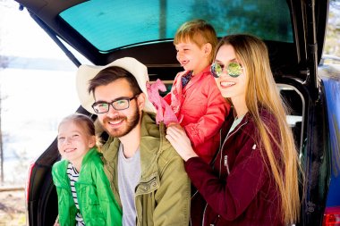 Bir araba seyahate aile