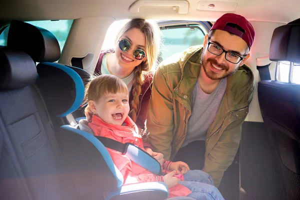 Parents adjusting baby seat — Stock Photo, Image