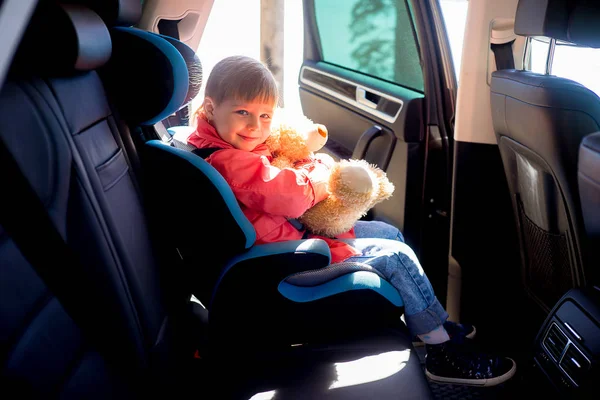 Uma menina em um assento de carro — Fotografia de Stock