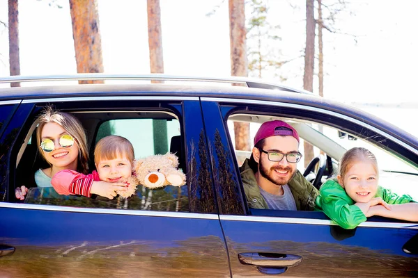 Rodina v autě — Stock fotografie