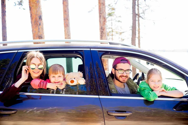 Οικογένεια σε ένα αυτοκίνητο — Φωτογραφία Αρχείου