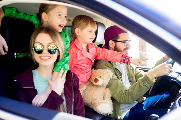 Familia en un viaje — Foto de Stock