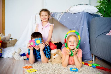 Arkadaşlar bir oyun çadır