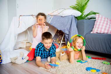 Bir teepee çocuklarda