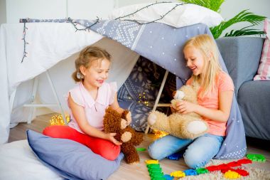 İki kız kardeş bir oyun çadır