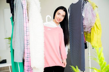 Kadın ne giyeceğime karar veremiyorum