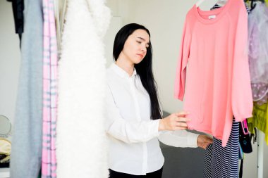 Kadın ne giyeceğime karar veremiyorum