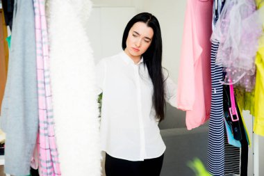 Kadın ne giyeceğime karar veremiyorum