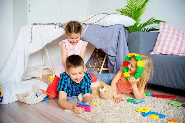 Kids in a teepee — Stock Photo, Image