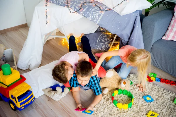 Kids in a teepee — Stock Photo, Image