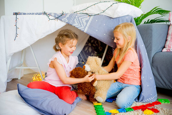 Дети в вигваме
