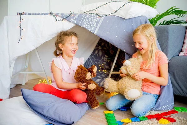 Kinderen in een wigwam — Stockfoto