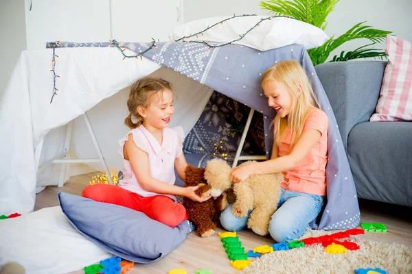 İki kız kardeş bir oyun çadır