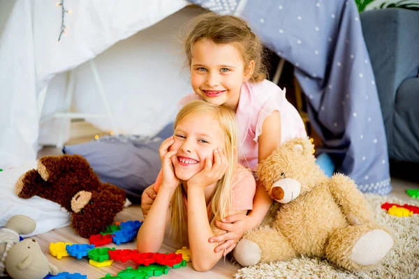 İki kız kardeş bir oyun çadır
