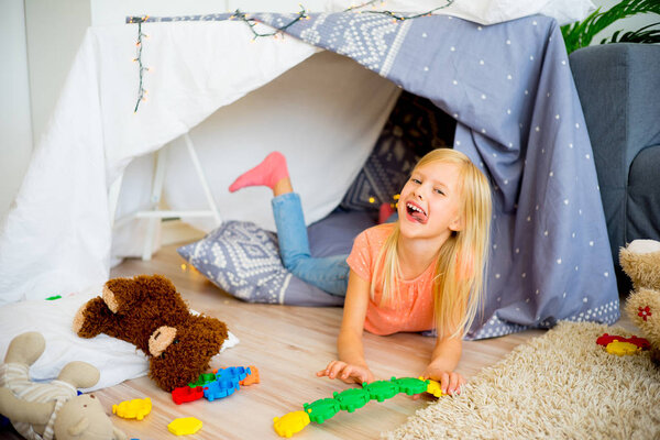 Девушка в игровой палатке
