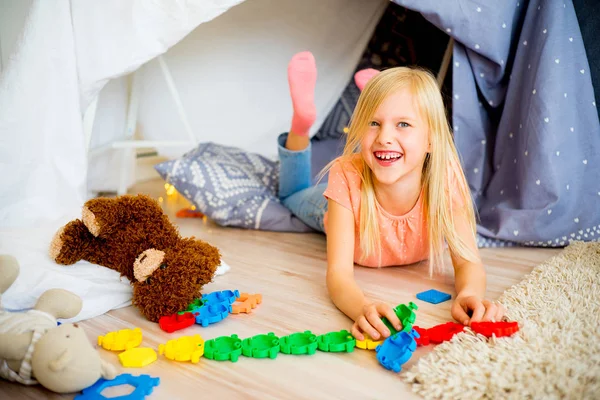 Girl in a play tent — Stock Photo, Image