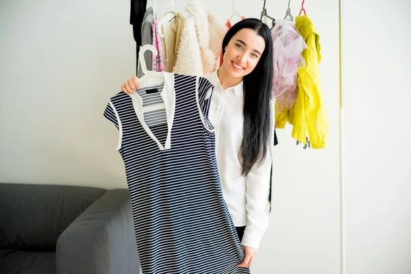 Kadın ne giyeceğime karar veremiyorum