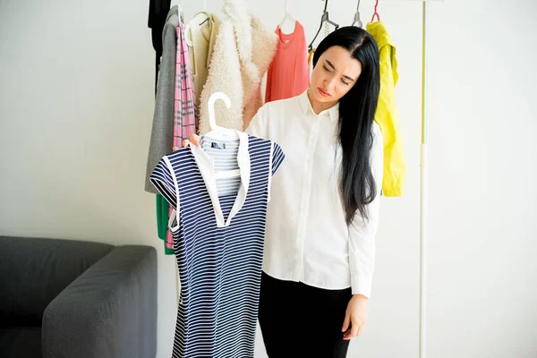 Kadın ne giyeceğime karar veremiyorum