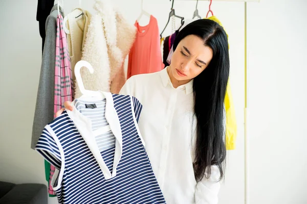 Kadın ne giyeceğime karar veremiyorum