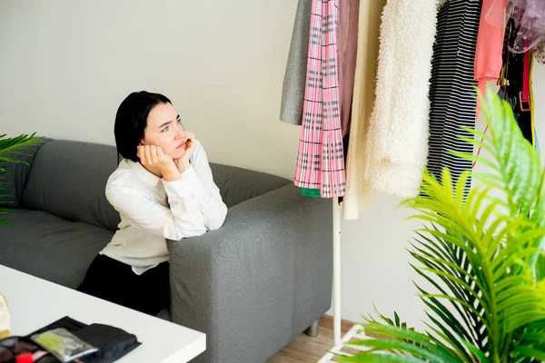 Kadın ne giyeceğime karar veremiyorum