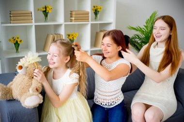 Anne kızı saç birlikte yapıyor