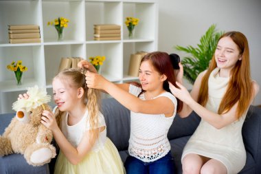 Anne kızı saç birlikte yapıyor