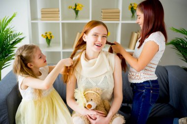 Anne kızı saç birlikte yapıyor