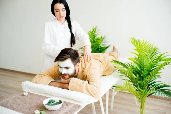 Człowiek masażu — Zdjęcie stockowe