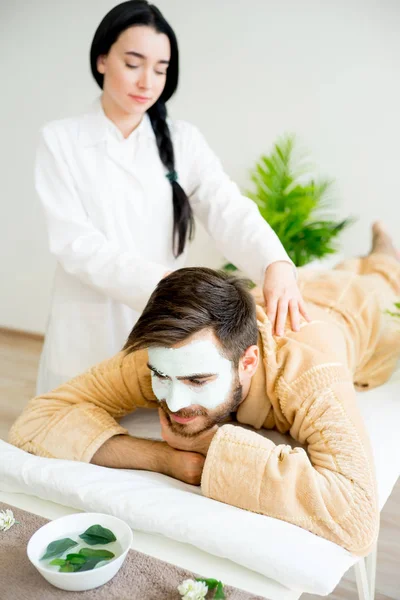 Człowiek masażu — Zdjęcie stockowe