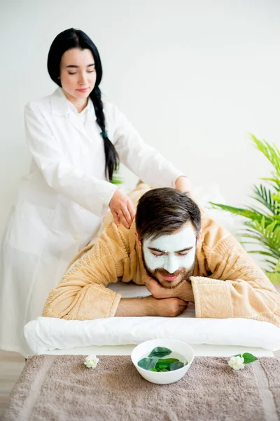 Człowiek korzystających z masażu — Zdjęcie stockowe