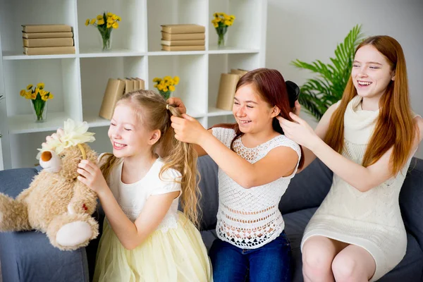 Anne kızı saç birlikte yapıyor