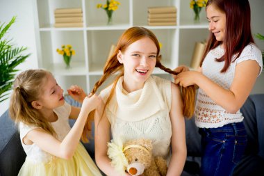 Anne kızı saç birlikte yapıyor