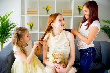 Anne kızı saç birlikte yapıyor