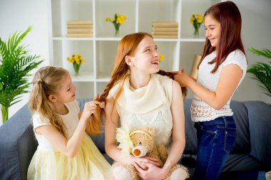 Anne kızı saç birlikte yapıyor