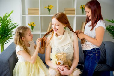 Anne kızı saç birlikte yapıyor