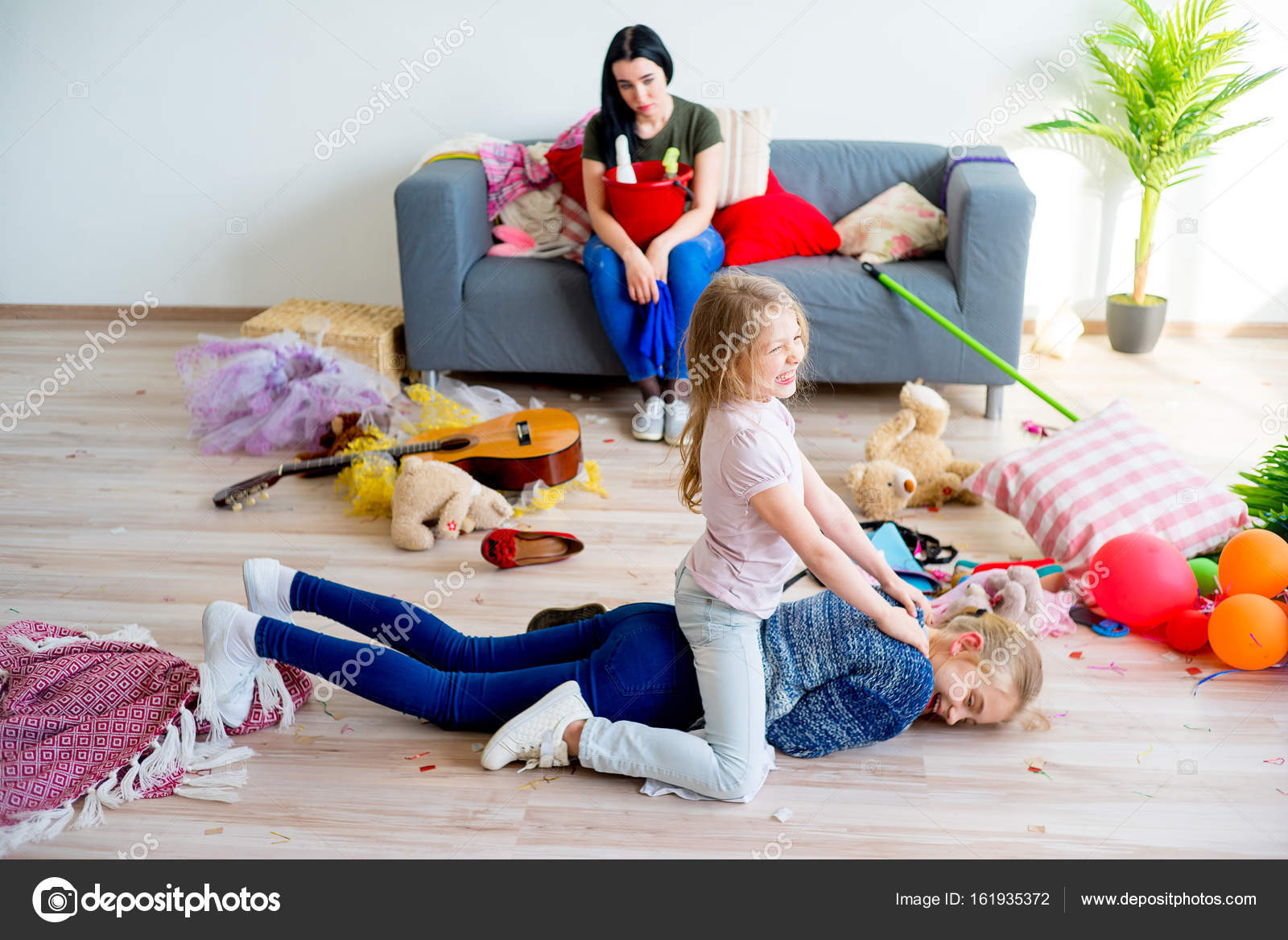 Семья, родители сынмина фото. They children are at home. Двери семейные. They children are at home. Дети играют в интерьере.