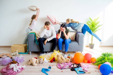 Çocuklar evde romping