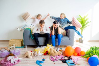 Çocuklar evde romping